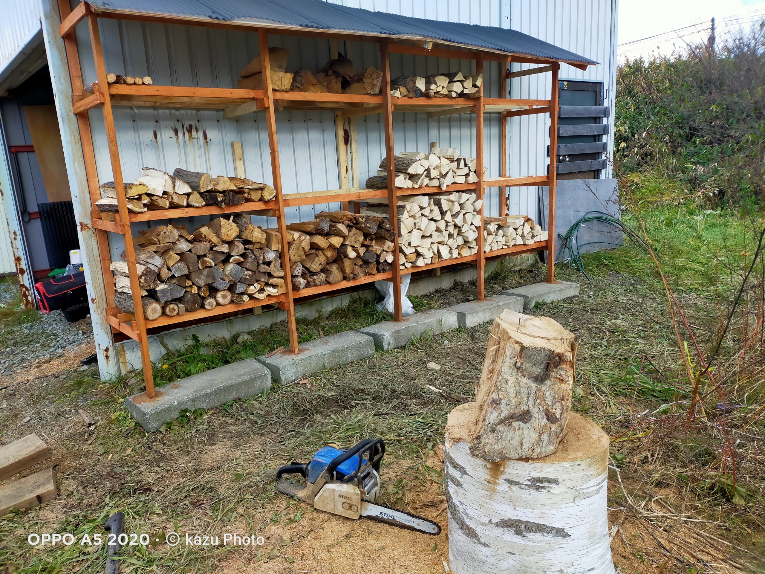 来年のキャンプで使う薪 まき の準備 車庫の横に薪棚を作ってみた 薪を知ることで本格的なキャンパーになってきた Kazu Photo 道楽